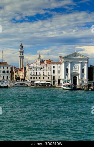 Venezia, barche ed edifici del Canale della Giudecca. Foto Stock