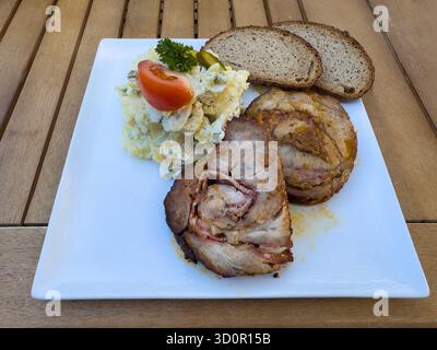 Classico cibo tedesco - Scheiben Spiesbraten o fette di carne arrosto con insalata di patate e pane Foto Stock