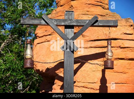 Vecchie lampade a cherosene su lampioni di legno Foto Stock