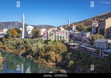 Una splendida vista della storica città vecchia di Mostar, vista dal famoso Stari Most (Ponte Vecchio), con moschee, minareti ed edifici tradizionali Foto Stock