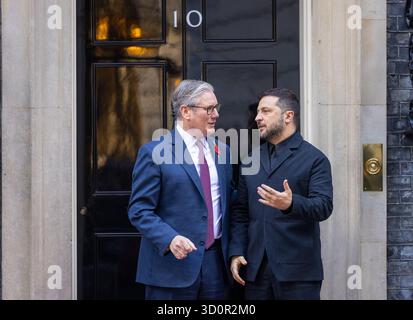 Londra, Regno Unito. 24 ottobre 2025. Riunione della “Coalizione dei volenti” a Londra. Il presidente ucraino Volodymyr Zelensky incontra il primo ministro britannico Keir Starmer al 10 di Downing Street. Si prevede che chieda all'Europa di fornire missili a lungo raggio per aiutare Kiev a mantenere il suo slancio contro Mosca credito: Mark Thomas/Alamy Live News Foto Stock