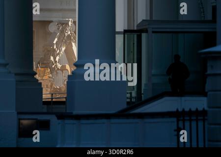Washington, DC, USA. 23 ottobre 2025. I lavoratori delle costruzioni continuano la demolizione di parte dell'ala est della Casa Bianca per la costruzione della sala da ballo del presidente Trump a Washington, DC, USA, 23 ottobre 2025. L'ampliamento della sala da ballo di 27400 metri quadrati della Casa Bianca ospiterà circa 900 persone ed è ora stimato in 300 milioni di dollari. Credito: Oliver/Pool tramite CNP/dpa/Alamy Live News Foto Stock