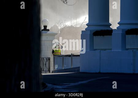 Washington, DC, USA. 23 ottobre 2025. I lavoratori delle costruzioni continuano la demolizione di parte dell'ala est della Casa Bianca per la costruzione della sala da ballo del presidente Trump a Washington, DC, USA, 23 ottobre 2025. L'ampliamento della sala da ballo di 27400 metri quadrati della Casa Bianca ospiterà circa 900 persone ed è ora stimato in 300 milioni di dollari. Credito: Oliver/Pool tramite CNP/dpa/Alamy Live News Foto Stock