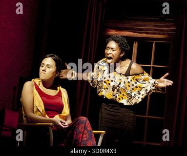 l-r: Anna Mateo (Consuela), Cynthia Erivo (Leila) in i WAS LOOKING AT THE CEILING E POI VIDI IL CIELO al Theatre Royal Stratford East, Londra E15 06/07/2010 a Barbican Centre & Theatre Royal musica di co-produzione: John Adams libretto & testi: June Jordan design: Adam Wiltshire illuminazione: Joel Joelson video artista: Tol Rosner movimento: Jason Pennycooke direttore: Kerry Michael Foto Stock
