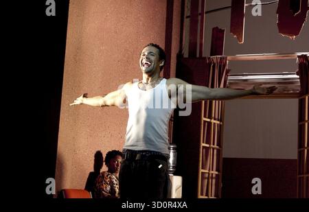 Cynthia Erivo (Leila), Jason Denton (David) in i WAS LOOKING AT THE CEILING AND THEN i SAW THE SKY at the Theatre Royal Stratford East, Londra E15 06/07/2010 a Barbican Centre & Theatre Royal co-produzione musicale: John Adams libretto & testi: June Jordan design: Adam Wiltshire illuminazione: Joel Joelson video artista: Tol Rosner movimento: Jason Pennycooke direttore: Kerry Michael Foto Stock