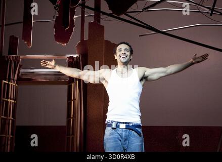 Jason Denton (David) in i WAS LOOKING AT THE CEILING AND THEN i SAW THE SKY at the Theatre Royal Stratford East, Londra E15 06/07/2010 a Barbican Centre & Theatre Royal co-produzione musicale: John Adams libretto & testi: June Jordan design: Adam Wiltshire lighting: Joel Joelson video artist: Tol Rosner Movement: Jason Pennycooke Director: Kerry Michael Foto Stock