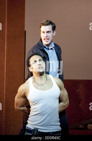 Front: Jason Denton (David) Rear: Stewart Charlesworth (Mike) in i WAS LOOKING AT THE CEILING AND THEN i SAW THE SKY at the Theatre Royal Stratford East, London E15 06/07/2010 a Barbican Centre & Theatre Royal co-produzione musicale: John Adams libretto & testi: June Jordan design: Adam Wiltshire lighting: Joel Joelson video artist: Tol Rosner Movement: Jason Pennycooke Director: Kerry Michael Foto Stock