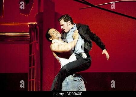 l-r: Jason Denton (David), Stewart Charlesworth (Mike) in i WAS LOOKING AT THE CEILING AND THEN i SAW THE SKY at the Theatre Royal Stratford East, London E15 06/07/2010 a Barbican Centre & Theatre Royal co-produzione musicale: John Adams libretto & testi: June Jordan design: Adam Wiltshire illuminazione: Joel Joelson video artista: Tol Rosner movimento: Jason Pennycooke direttore: Kerry Michael Foto Stock