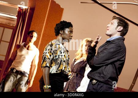 l-r: Jason Denton (David), Cynthia Erivo (Leila), Natasha J Barnes (Tiffany), Stewart Charlesworth (Mike) in i WAS LOOKING at THE CEILING E POI VIDI IL CIELO al Theatre Royal Stratford East, Londra E15 06/07/2010 a Barbican Centre & Theatre Royal musica di co-produzione: John Adams libretto e testi: June Jordan design: Adam Wiltshire lighting Director: Joel Joel Joelson video artist: Jason Tol Roske Foto Stock