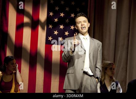 Colin Ryan (Rick) in i WAS LOOKING AT THE CEILING AND THEN i SAW THE SKY at the Theatre Royal Stratford East, Londra E15 06/07/2010 a Barbican Centre & Theatre Royal co-produzione musicale: John Adams libretto & testi: June Jordan design: Adam Wiltshire lighting: Joel Joelson video artist: Tol Rosner Movement: Jason Pennycooke Director: Kerry Michael Foto Stock