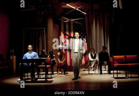 Front, l-r: Leon Lopez (Dewain), Colin Ryan (Rick) in i WAS LOOKING AT THE CEILING AND THEN i SAW THE SKY at THE Theatre Royal Stratford East, Londra E15 06/07/2010 a Barbican Centre & Theatre Royal musica di co-produzione: John Adams libretto & testi: June Jordan design: Adam Wiltshire illuminazione: Joel Joelson video artist: Tol Rosner Movement: Jason Pennycooke Director: Kerry Michael Foto Stock