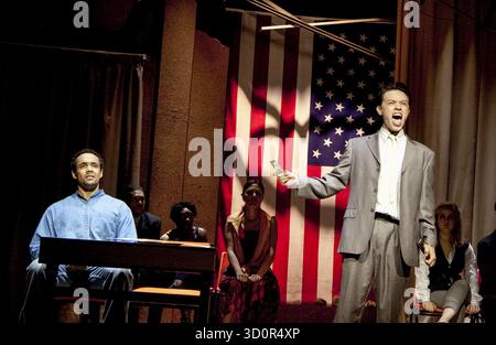 Front, l-r: Leon Lopez (Dewain), Colin Ryan (Rick) in i WAS LOOKING AT THE CEILING AND THEN i SAW THE SKY at THE Theatre Royal Stratford East, Londra E15 06/07/2010 a Barbican Centre & Theatre Royal musica di co-produzione: John Adams libretto & testi: June Jordan design: Adam Wiltshire illuminazione: Joel Joelson video artist: Tol Rosner Movement: Jason Pennycooke Director: Kerry Michael Foto Stock