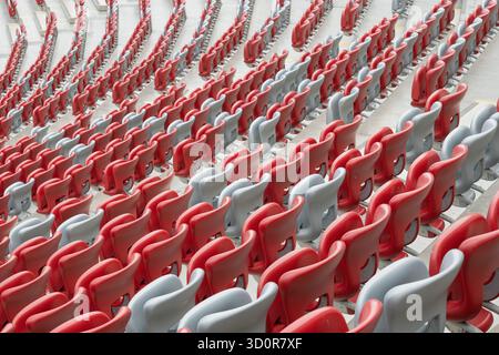 Varsavia, Polonia, - 14 agosto 2022: PGE Stadion Narodowy - interni dello Stadio Nazionale, sedili ribaltabili nei colori rosso e argento. Foto Stock