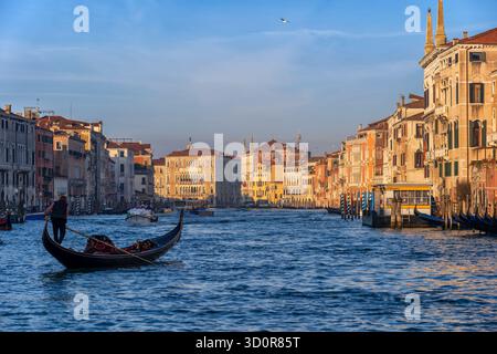 Alba nella città di Venezia in Italia, gondola sul Canal grande e skyline storico. Foto Stock