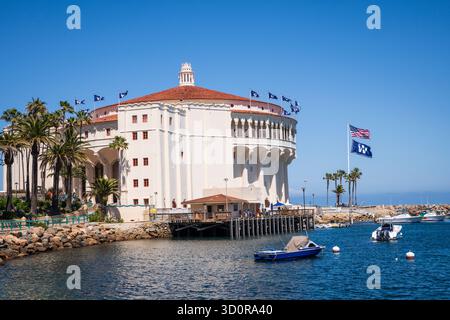 Avalon, Catalina Island, CA USA - 25 aprile 2019: Lo storico Casinò Art Deco Catalina Island è un punto di riferimento sul porto di Avalon. Foto Stock