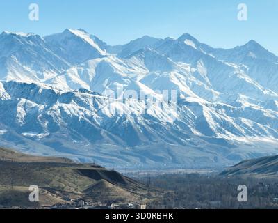 Bishkek, Kirghizistan - 13 dicembre 2024: Primo piano estremamente dettagliato dei vasti pendii innevati e aspri della catena montuosa kirghisa Ala-Too Foto Stock