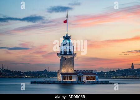 Torre della Vergine, uno degli edifici più antichi di Istanbul, al tramonto fotografato dalla costa di Üsküdar. Foto Stock