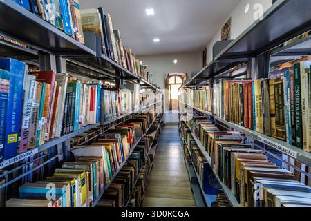 Libri della biblioteca sugli scaffali, Januaria, Brasile Foto Stock