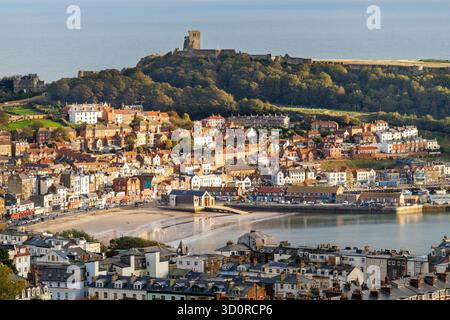 Rovine del castello e case a Scarborough da Oliver's Mount, Yorkshire, Inghilterra, Regno Unito Foto Stock
