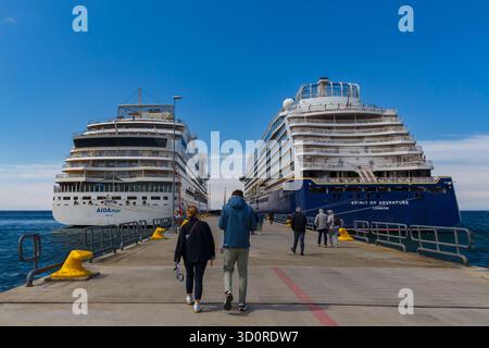 Aida Mar & SAGA Spirit of Adventure navi da crociera attraccate a Visby, Gotland, Svezia, Europa - vacanze turismo passeggeri di ritorno Foto Stock