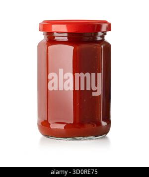 Vaso in vetro riempito con salsa di pomodoro rosso vivace, isolato su sfondo bianco Foto Stock
