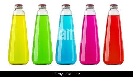 Cinque bottiglie di vetro trasparente che contengono bevande analcoliche vivaci su sfondo trasparente Foto Stock
