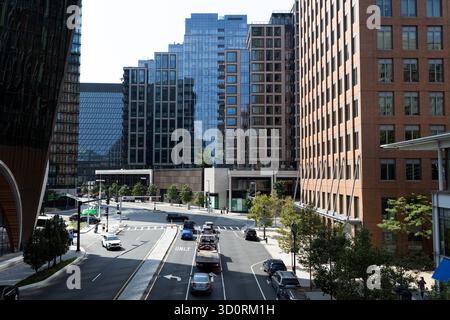 Moderni ed alti edifici e traffico nel quartiere del porto di Boston Foto Stock