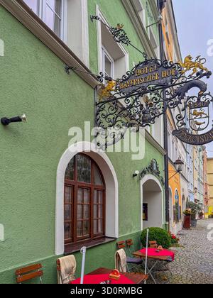 Segnaletica in ferro d'argento per l'Hotel Bayerischer Hof a Burghausen, Germania Foto Stock