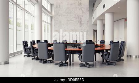 Una sala conferenze spaziosa e moderna con un grande tavolo circolare in legno, sedie da ufficio vuote con microfoni e finestre a tutta altezza. L'interio Foto Stock