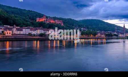 Città di Heidelberg con il fiume Neckar di notte Foto Stock