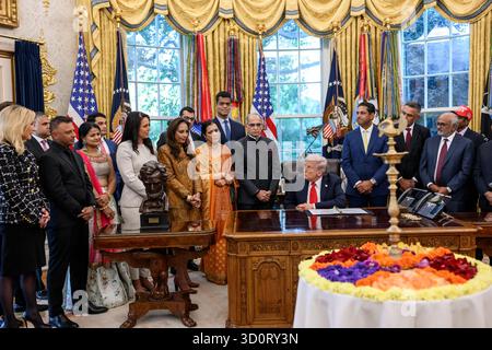 Il presidente Donald Trump partecipa a una celebrazione Diwali, martedì 21 ottobre 2025, presso l'Ufficio ovale. (Foto ufficiale della Casa Bianca di Molly Riley) Foto Stock