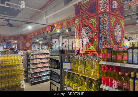 Sherouk City, il Cairo, Egitto - 25 febbraio 2023: Scaffali completamente riforniti al supermercato Metro cucina olio sezione che mostra i prezzi recenti e tradizionale Ra Foto Stock