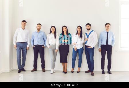 Gruppo di persone aziendali sicure in ufficio che guardano la fotocamera e sorridono. Foto Stock