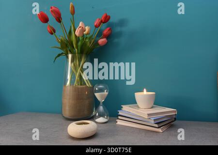 mostra oggetti che impreziosiscono gli angoli della casa Foto Stock