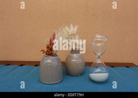 mostra oggetti che impreziosiscono gli angoli della casa Foto Stock