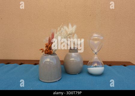 mostra oggetti che impreziosiscono gli angoli della casa Foto Stock