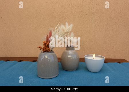 mostra oggetti che impreziosiscono gli angoli della casa Foto Stock