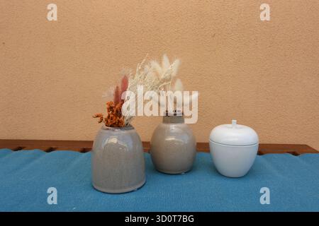 mostra oggetti che impreziosiscono gli angoli della casa Foto Stock