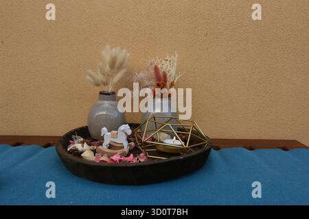 mostra oggetti che impreziosiscono gli angoli della casa Foto Stock