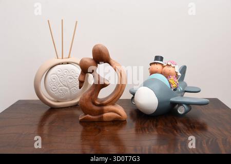 mostra oggetti che impreziosiscono gli angoli della casa Foto Stock