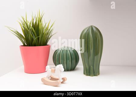 mostra oggetti che impreziosiscono gli angoli della casa Foto Stock