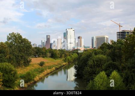 Houston, Texas, Stati Uniti - 23 ottobre 2025: Skyline del centro di Houston da Buffalo Bayou a Daytime Foto Stock