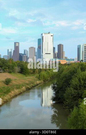 Houston, Texas, Stati Uniti - 23 ottobre 2025: Città di Houston con Bayou in primo piano Foto Stock