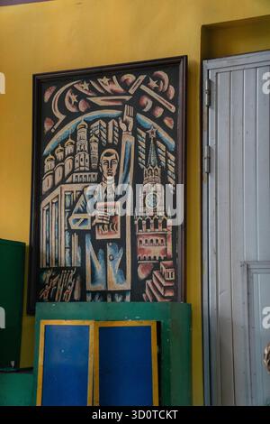 Mosca, Russia - 18 ottobre 2025: Poster vintage in stile sovietico, esposto all'interno del museo delle locomotive Povorotny Krug Foto Stock