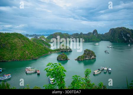 Vista panoramica della baia di ha Long nel nord del Vietnam, mostrando le isole carsiche di pietra calcarea sparse attraverso il mare turchese nell'area patrimonio dell'umanità dell'UNESCO. Foto Stock