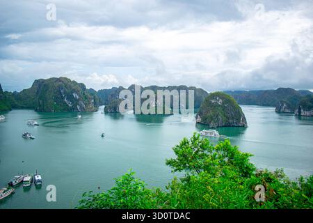 Vista panoramica della baia di ha Long nel nord del Vietnam, mostrando le isole carsiche di pietra calcarea sparse attraverso il mare turchese nell'area patrimonio dell'umanità dell'UNESCO. Foto Stock