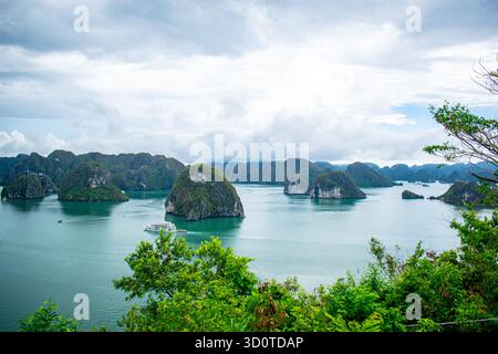 Vista panoramica della baia di ha Long nel nord del Vietnam, mostrando le isole carsiche di pietra calcarea sparse attraverso il mare turchese nell'area patrimonio dell'umanità dell'UNESCO. Foto Stock