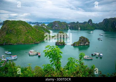 Vista panoramica della baia di ha Long nel nord del Vietnam, mostrando le isole carsiche di pietra calcarea sparse attraverso il mare turchese nell'area patrimonio dell'umanità dell'UNESCO. Foto Stock