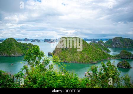 Vista panoramica della baia di ha Long nel nord del Vietnam, mostrando le isole carsiche di pietra calcarea sparse attraverso il mare turchese nell'area patrimonio dell'umanità dell'UNESCO. Foto Stock