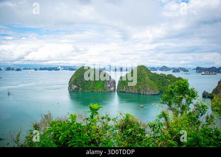 Vista panoramica della baia di ha Long nel nord del Vietnam, mostrando le isole carsiche di pietra calcarea sparse attraverso il mare turchese nell'area patrimonio dell'umanità dell'UNESCO. Foto Stock